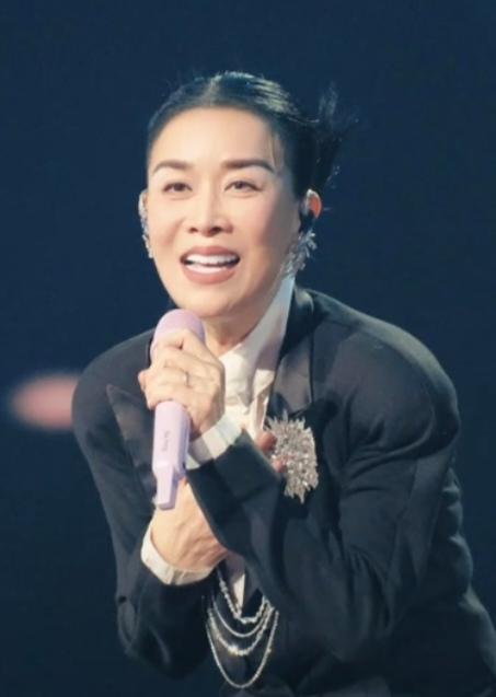 那英咖位高不是没道理。就说2026年她北京那场演唱会，58岁时隔12年再战北京专