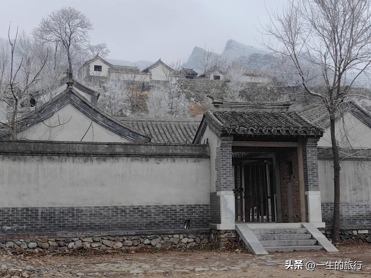 在北京门头沟灵岳寺后山上，有一处仿古山居院落，建筑轮廓完整，和千年古寺融洽相依，