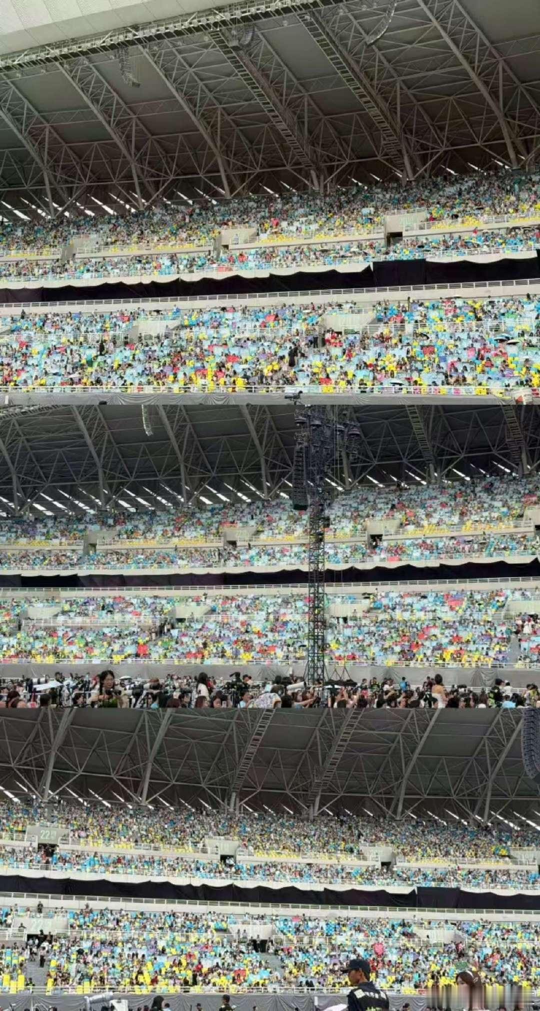 TF四代五公灯牌四代五公的灯牌今晚TF四代五公青岛演唱会灯牌，碧色蓝粉色好多啊。