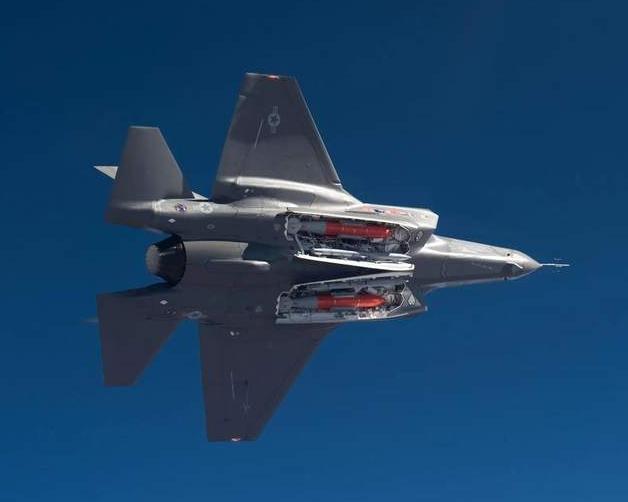 F35隐身战机被雷达锁定后掉头逃跑，MQ9死神无人机一架接一架从天上往下掉，伊朗