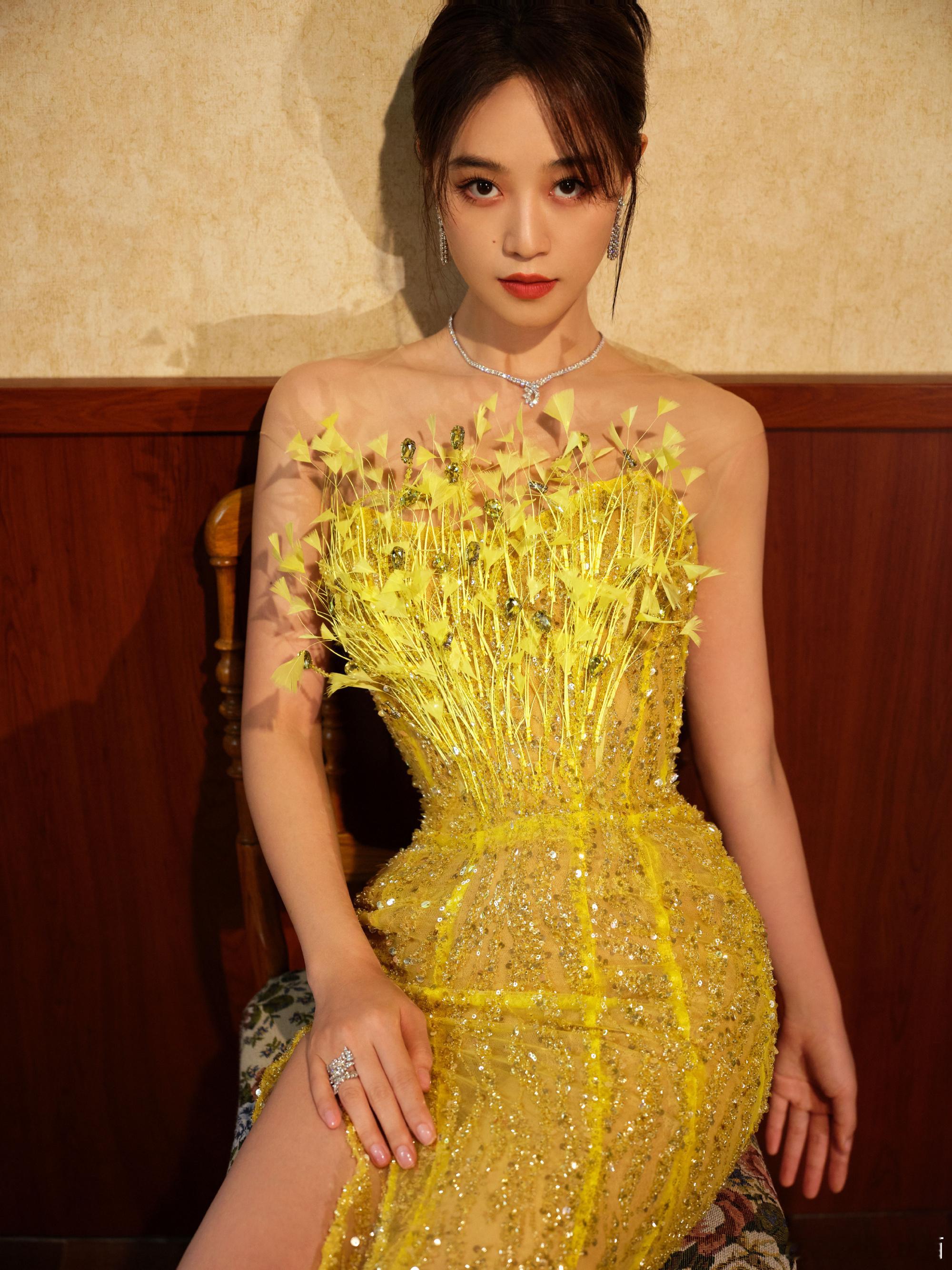 蓝盈莹央妈偏爱的正剧脸蓝盈莹央视主流审美前一秒是《玫瑰之战》里踩着高跟鞋撕协议的