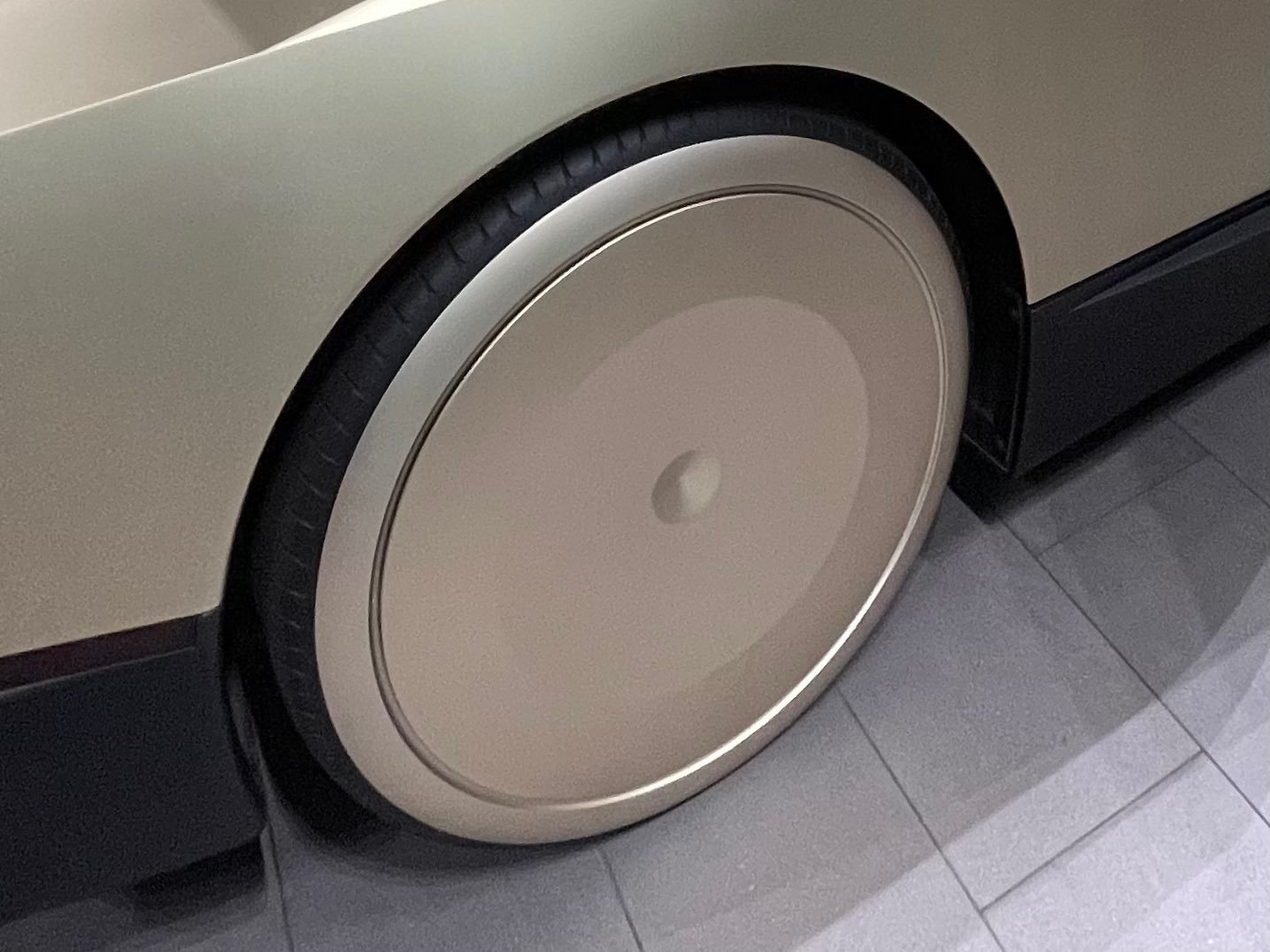 特斯拉 CyberCab 首席机械设计工程师 Eric E：CyberCab 轮