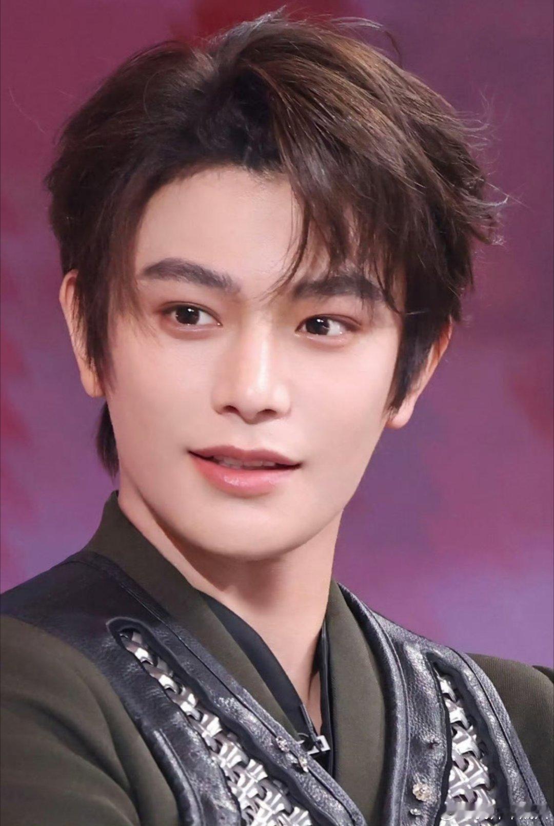 超话大赏dyx丁禹兮 你的眼睛真好看，里面有晴雨、日月、山川、花鸟、云雾，但我的