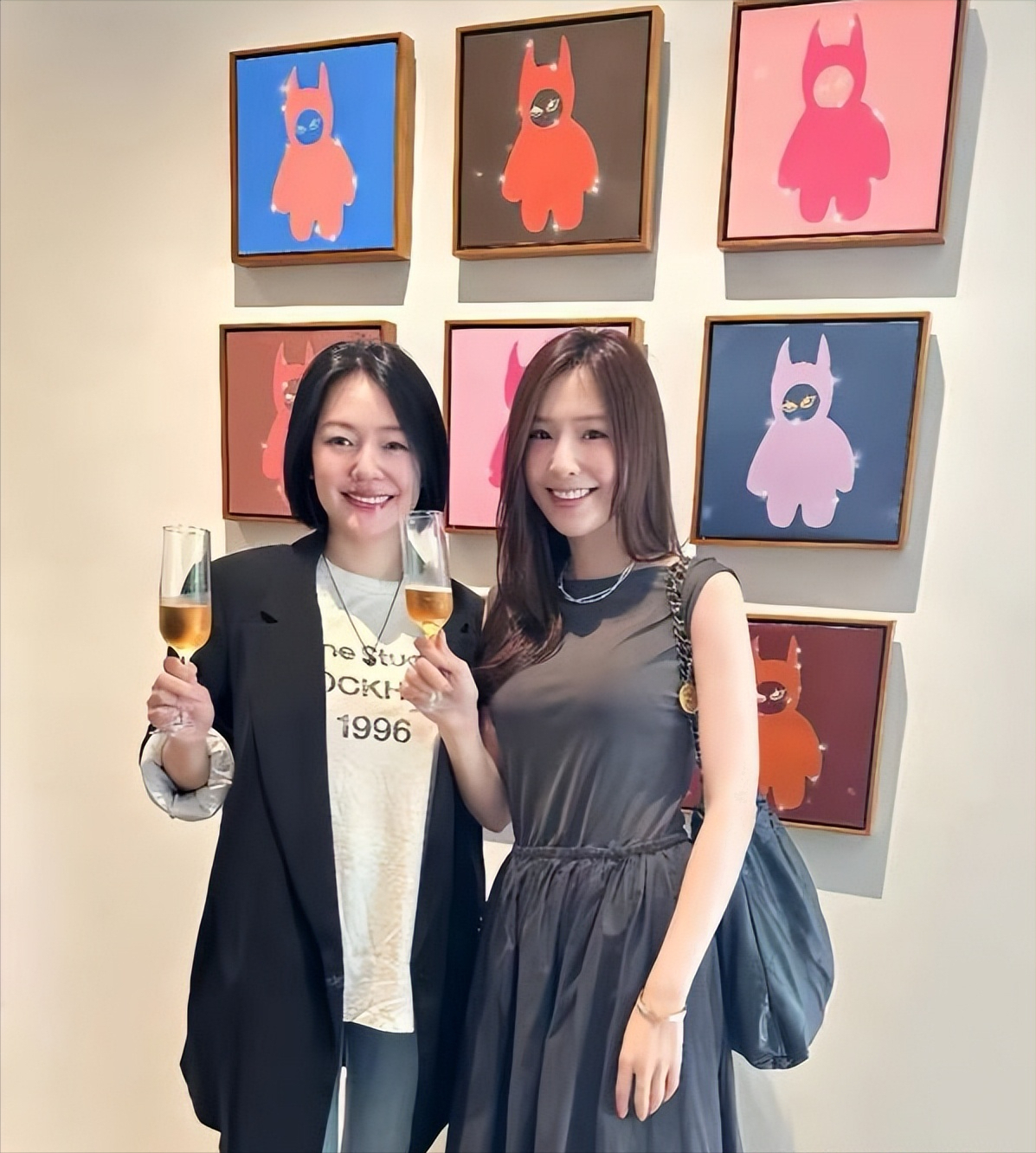 小女儿画展后，明星们集体沉默。画作的买主并非真心欣赏，而是碍于情面购买。作品全部