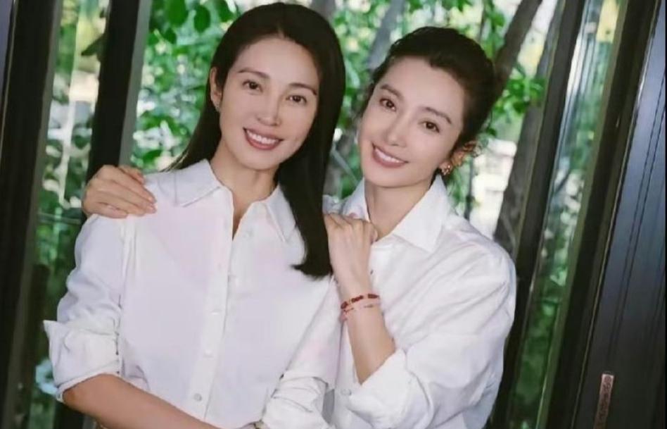 这张合照里，李冰冰和妹妹的脸真的像复制粘贴！白衬衫一穿，姐妹俩并肩而立，五官几乎