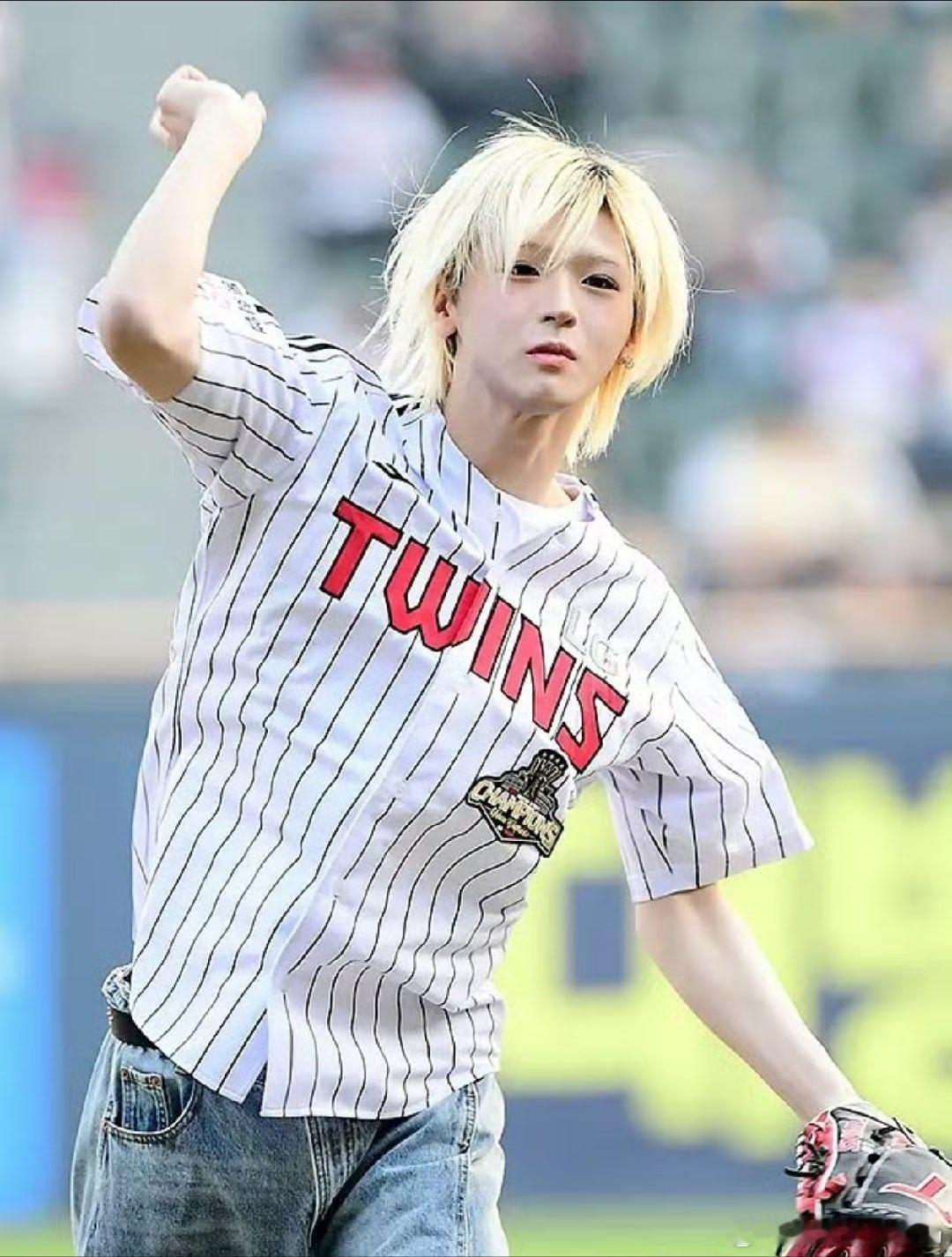 李清明开球登热搜！韩团成员现身蚕室棒球场，生图状态引全网热议 近日，韩国男团ID