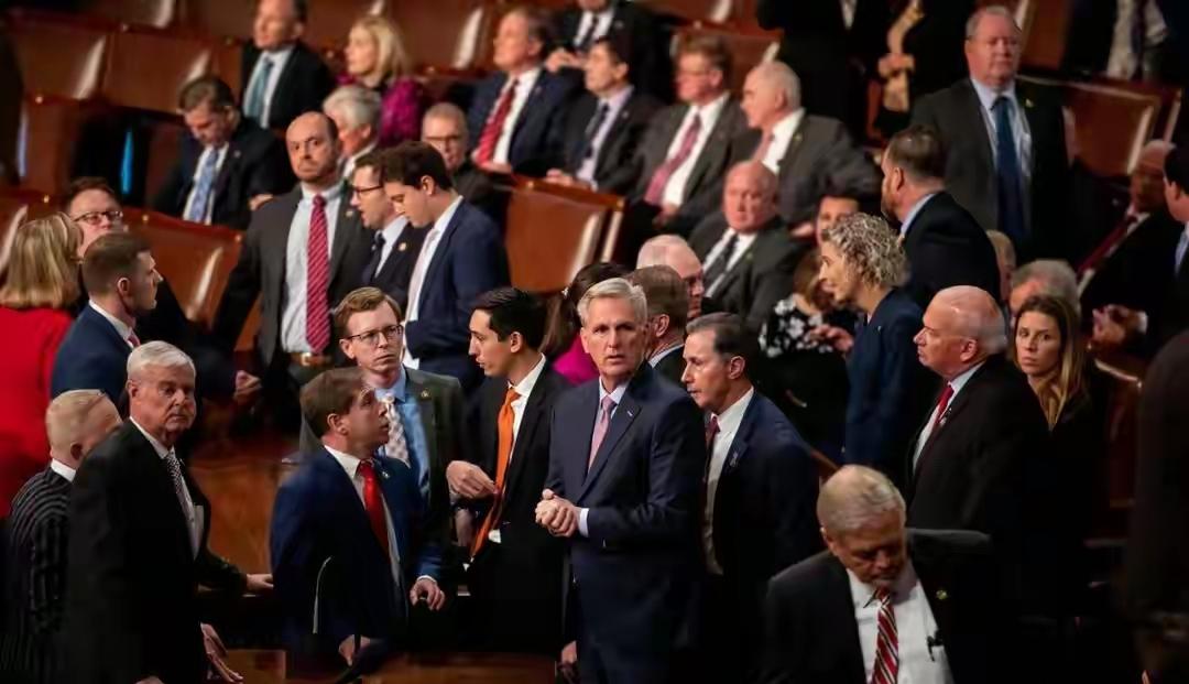 美两党罕见联手，投票碾压，美军航母驰援中东，特朗普要动真格？