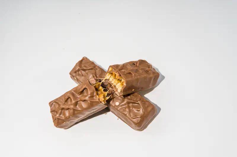 今年我买了不少新潮年货。零食方面入了俄罗斯紫皮糖，它是酥脆坚果夹心巧克力，奶香浓