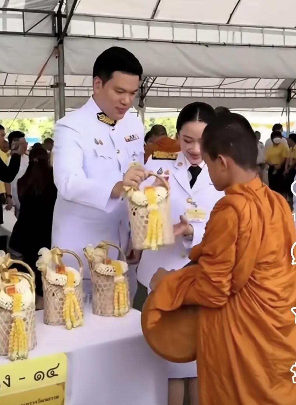 7月28日，是泰王玛哈的生日，文化部长佩通坦携丈夫为泰王生日做功德：佩通坦有貌又