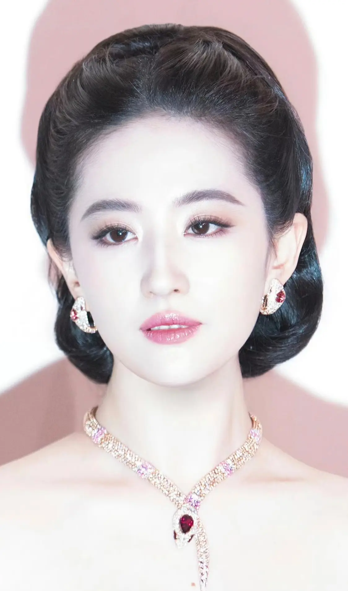 上次宝格丽聚关灯下闪拍图。