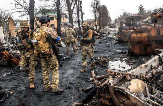 俄乌战火烧了1000多天，美国终于品出不对劲了！原来中国三年前就选对了，当初他们