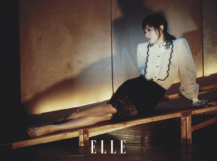 孙俪ELLE4月刊封面大片，这个银河眼妆好美好酷，危险又迷人的她