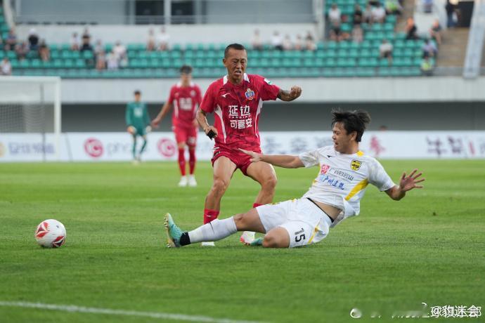     来自安徽的邓彪，1995年8月12日出生，身高185cm，司职后卫。职业