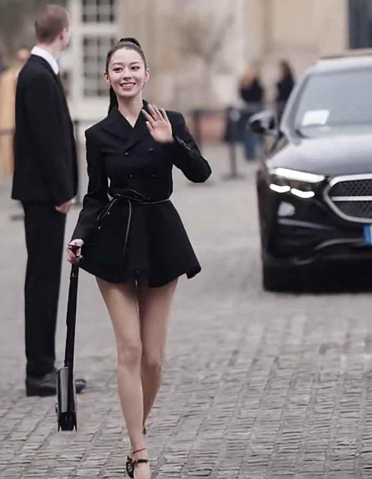 吉娜巴黎街头穿超短裙亮相 时尚造型引网友热议
 
2026巴黎时装周期间，吉娜现