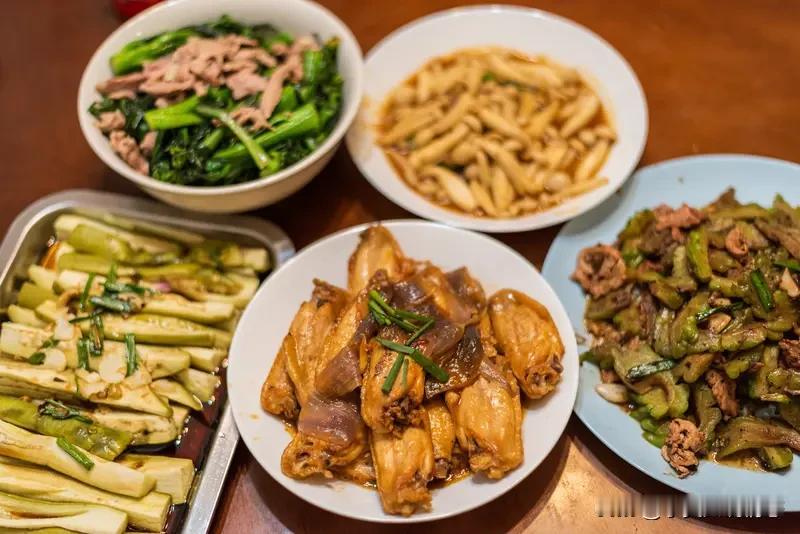 今天自己下厨，简简单单做了一桌家常饭菜。没有复杂的工序，也没有精致的摆盘。
 