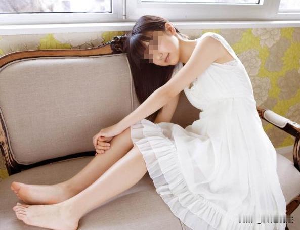山东济宁，一个17岁高三女生陪她妈去洗澡，在大厅等她妈时，旁边一个喝醉酒的中年男