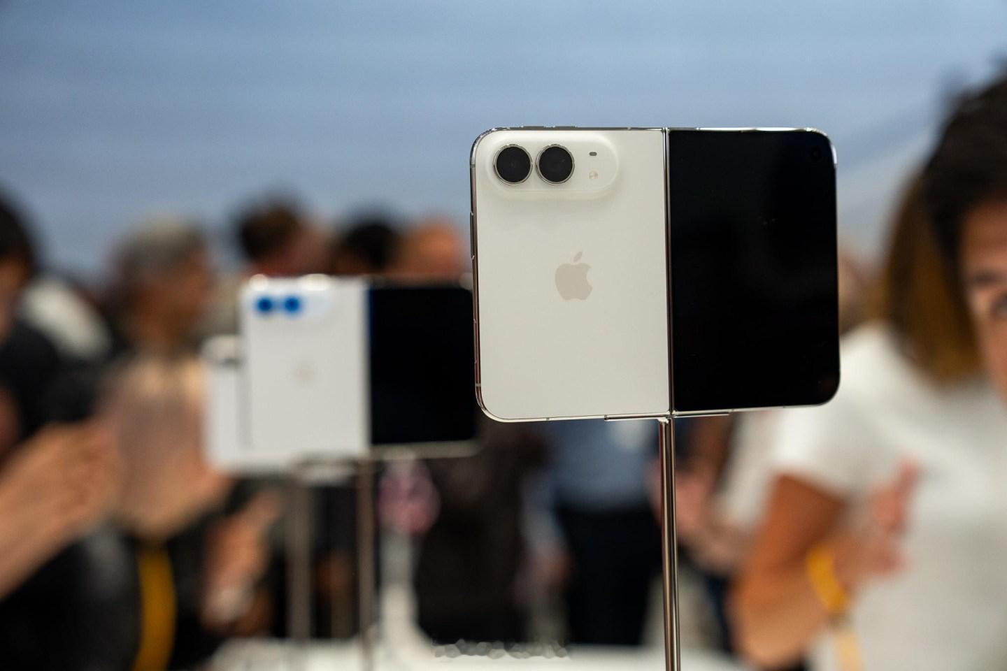 iPhoneDuo维修费8000？这是预计价格，并不是苹果官方的报价，按照惯例，