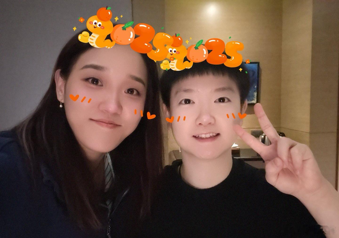 孙铭阳孙颖莎合照 孙铭阳和孙颖莎的合照在网络上引起了广泛关注。照片中，孙颖莎像小