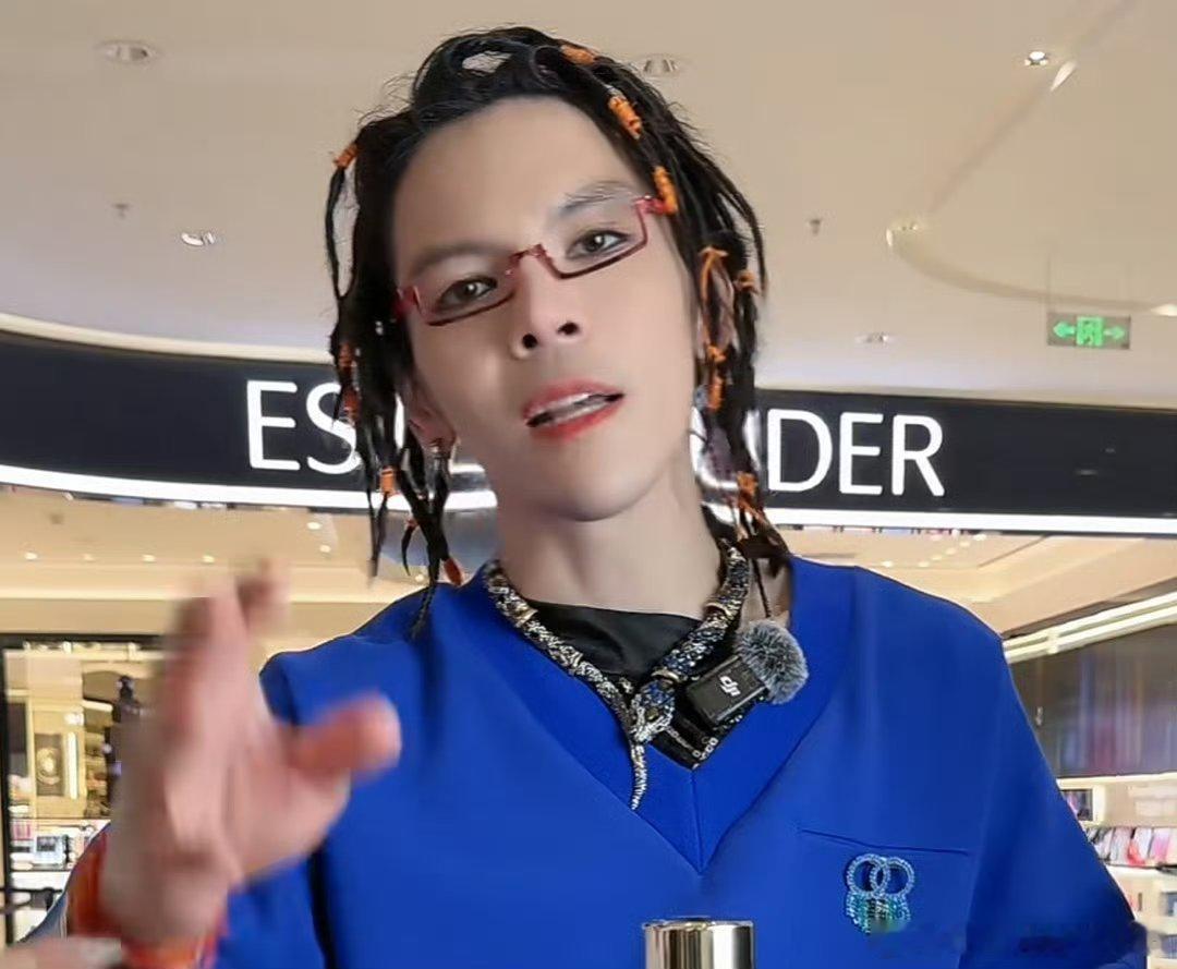 向佐短裤配黑丝 哈哈哈，向佐这造型也太搞笑了吧！短裤配黑丝，再来个小麻花辫，上半