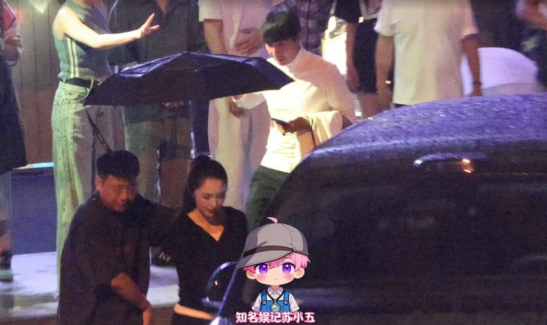 董璇与张铎冒雨聚会 董璇张铎冒雨聚会，从第一摊续到第二摊，深夜11点半才说说笑笑