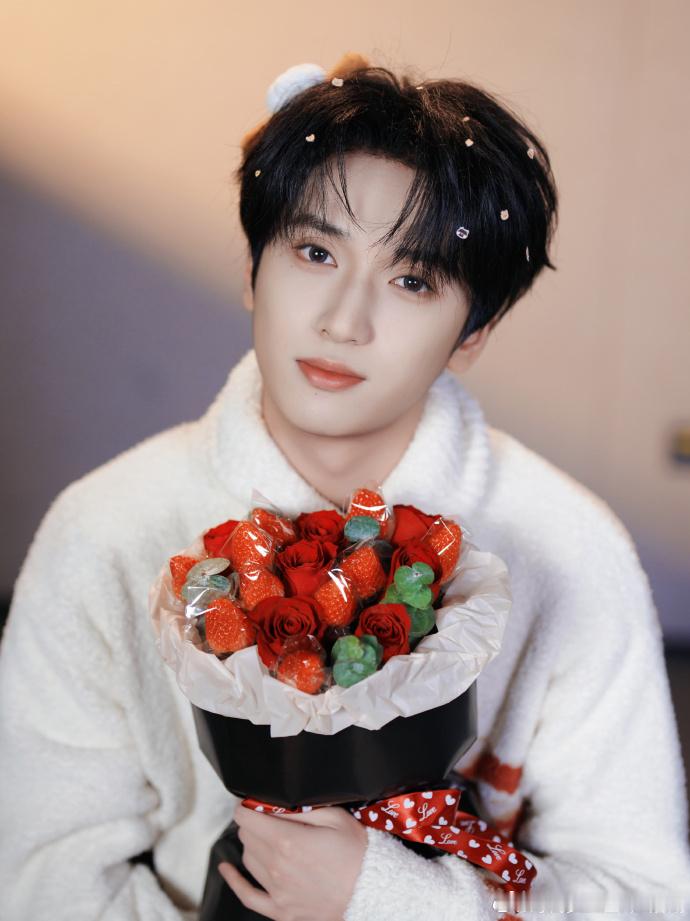 严浩翔吃点甜的严浩翔草莓花草莓花的红，衬得严浩翔更甜了！情人节限定小熊男友，今日