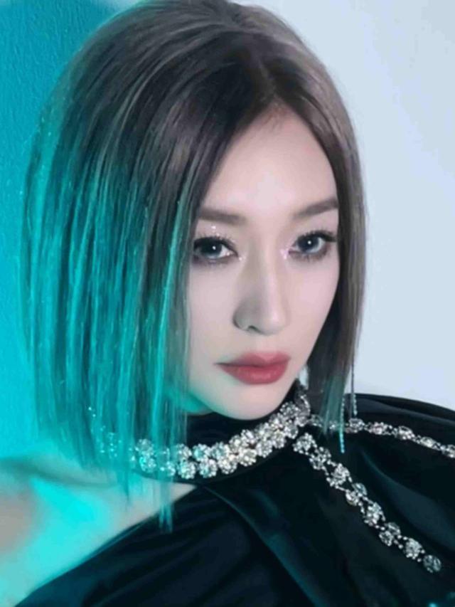 李小冉解锁全球首穿刷屏，华丽高定下藏着内娱最虚遮羞布
 
李小冉如今影视时尚双线