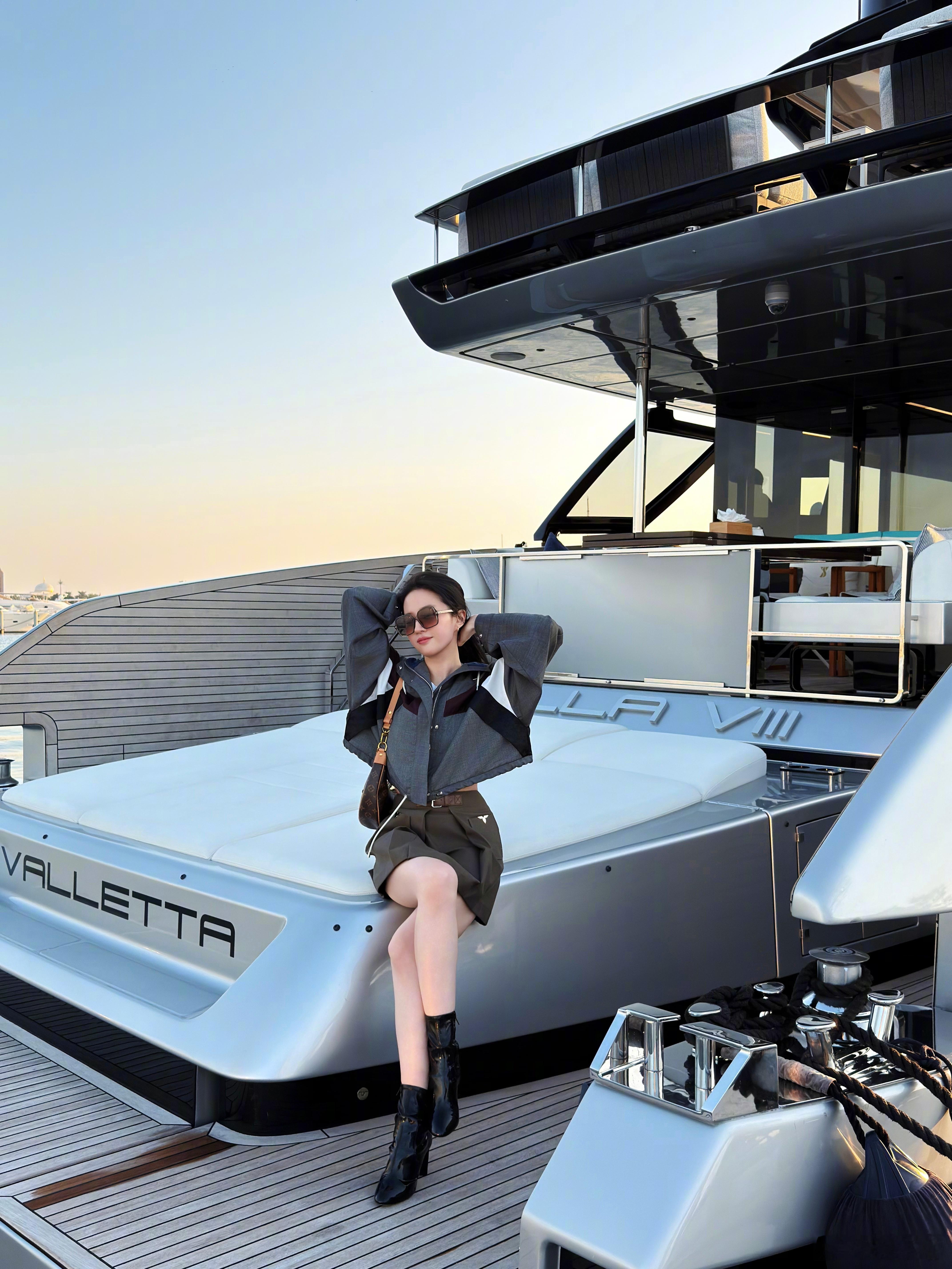 灵魂自由，像飞鸟，天生就拥有全部的天空。刘亦菲游艇随拍✨刘亦菲体验阿布扎比代言人