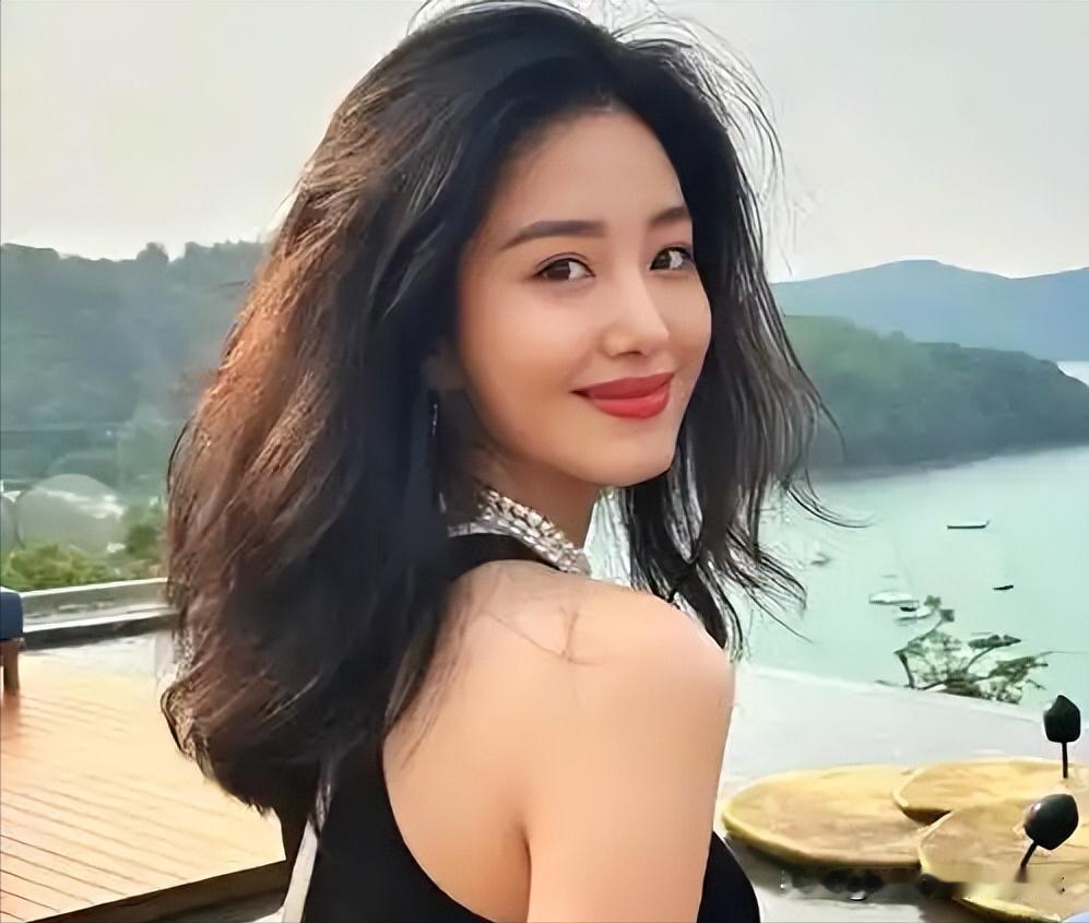 据说现任是某蚊香公司集团董事长的孙子，是富三代，家境很好。
杨采钰也挺厉害的，年