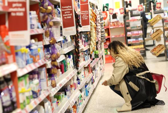 食品要涨 50%！英国家庭快扛不住了

据《国际商业时报》4 日报道，英国能源与
