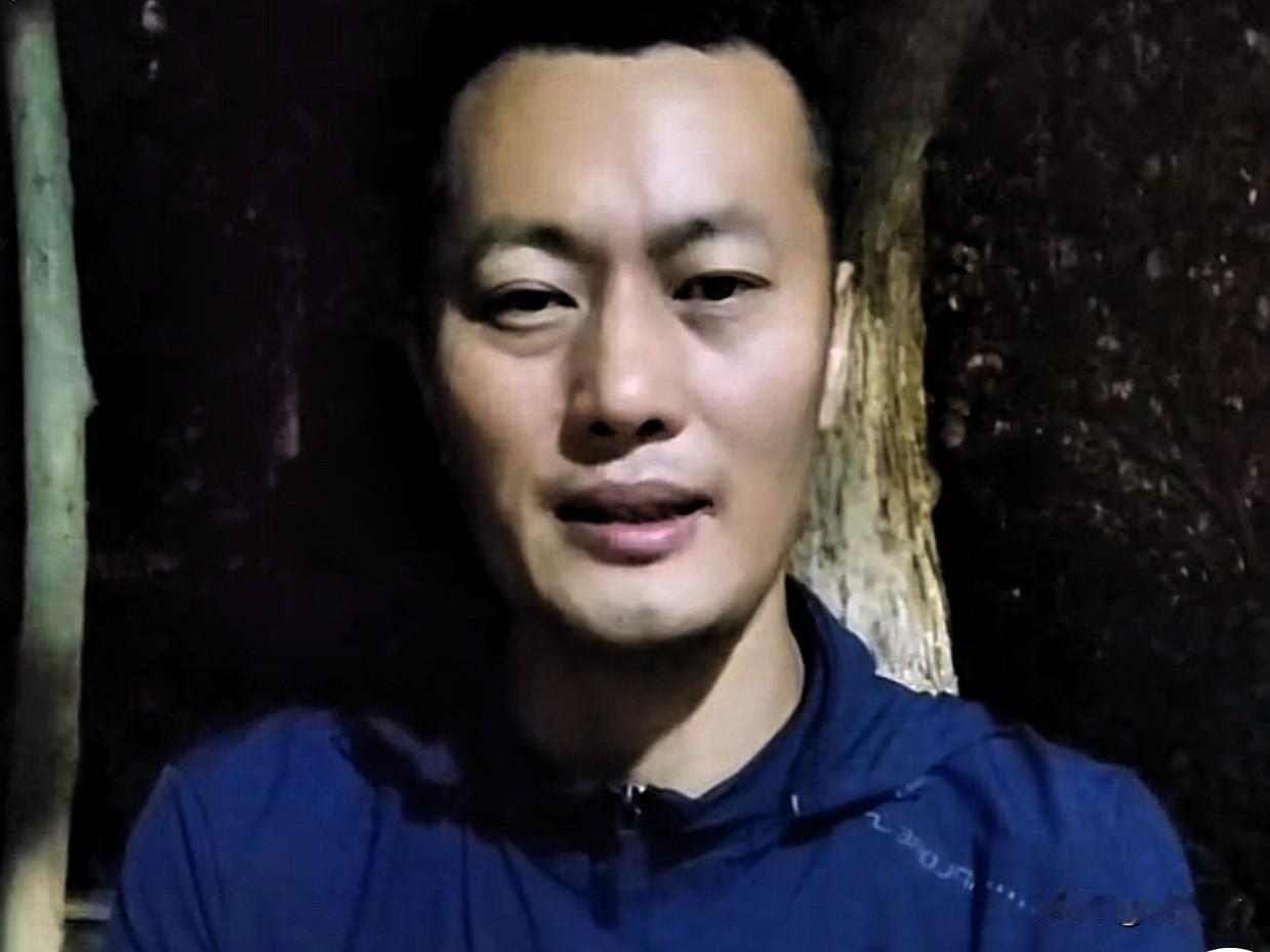 玉上主播坐在马路牙子上，心情有点郁闷，他在和网友说着掏心窝子的话。
韩红基金会在
