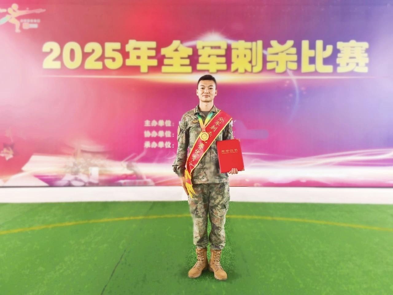 李胜，中士军衔，南部战区陆军某旅警卫班班长。2025年6月参加刺杀比武集训，在层