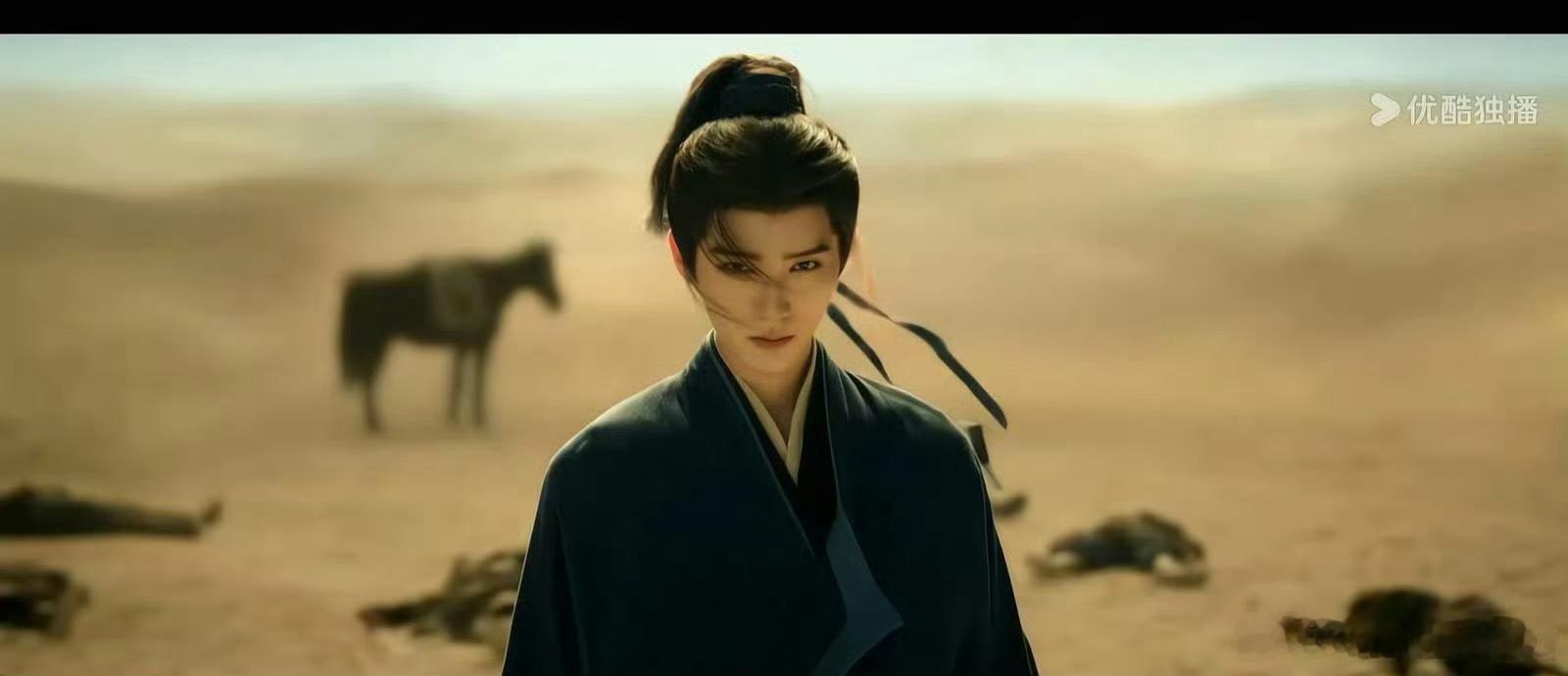 翘楚周翊然妆造雨夜赶路妆造细节满满，发丝微湿妆容清淡，衣衫版型随性自然，细微的妆