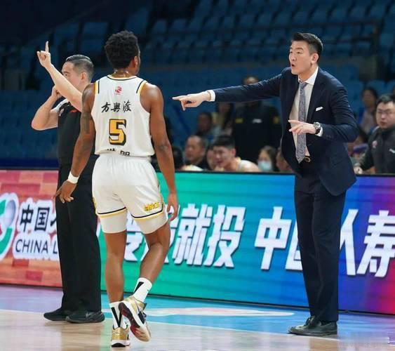 几乎是在上半场的最后一分钟，广厦连中两记三分，在这之前的19分钟里他们三分球11