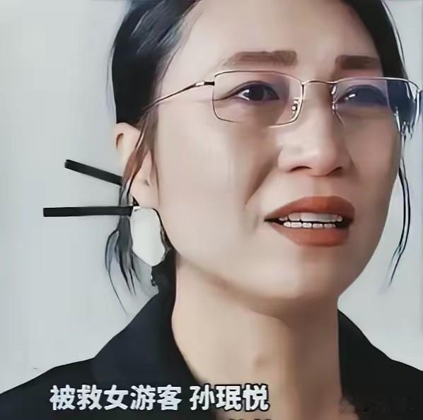 浙江金华龙潭大峡谷，38岁的妈妈为给女儿拍照，脚底打滑，从20米高的悬崖砸进深潭