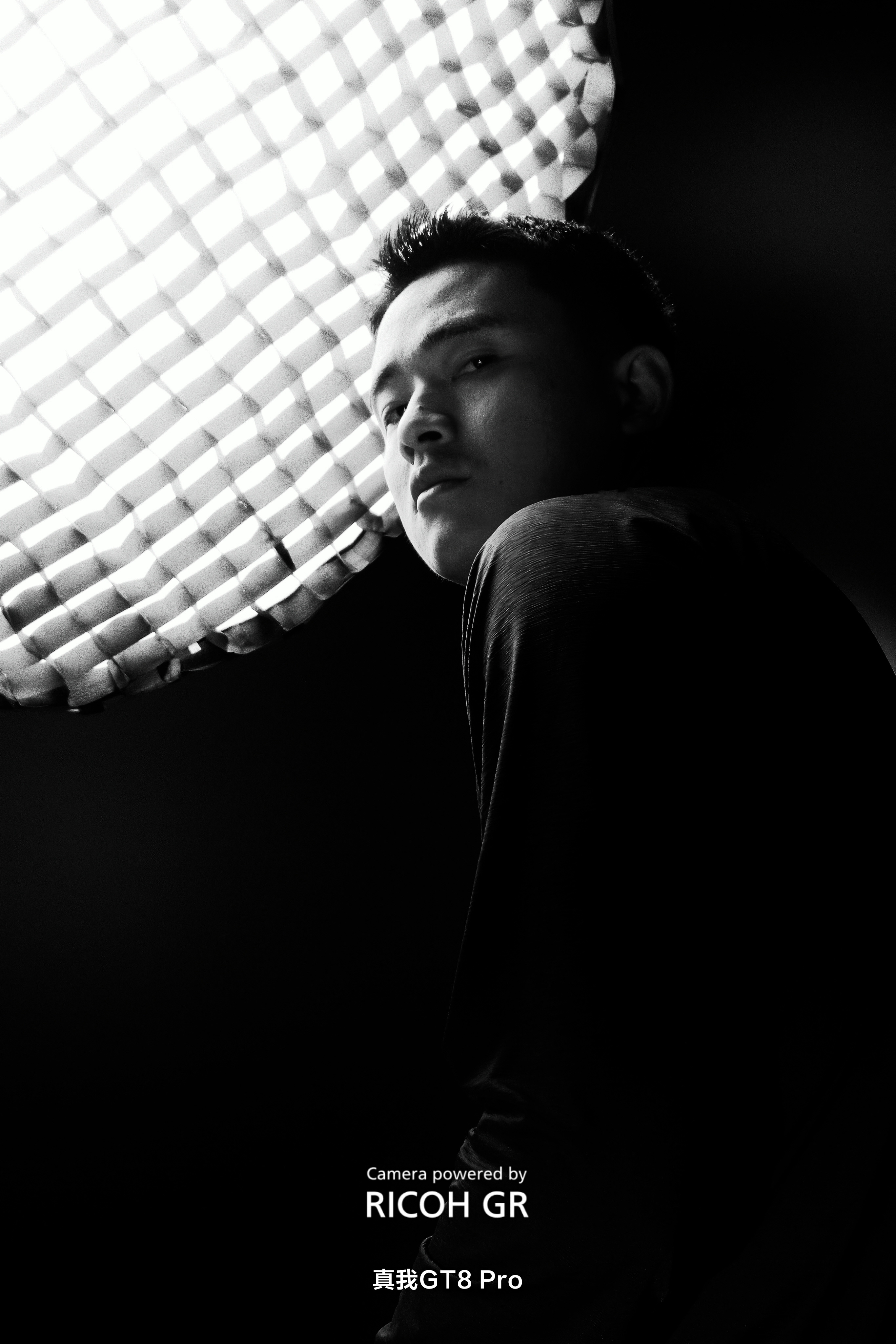 用真我GT8 Pro的理光GR滤镜（森山大道风格）给自己拍了一组肖像照