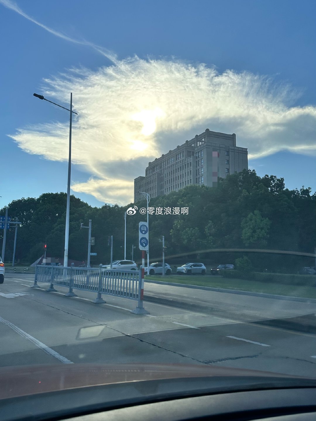 燃烧的陀螺仪  早安这片云☁️好神奇啊
