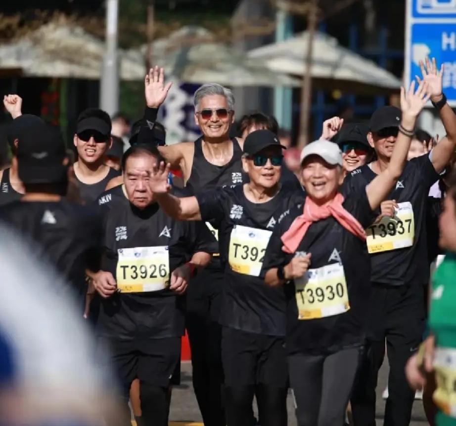 大晚上的，被香港几位“70后”感动到了。居然跑完了马拉松10公里，他们是：
周润