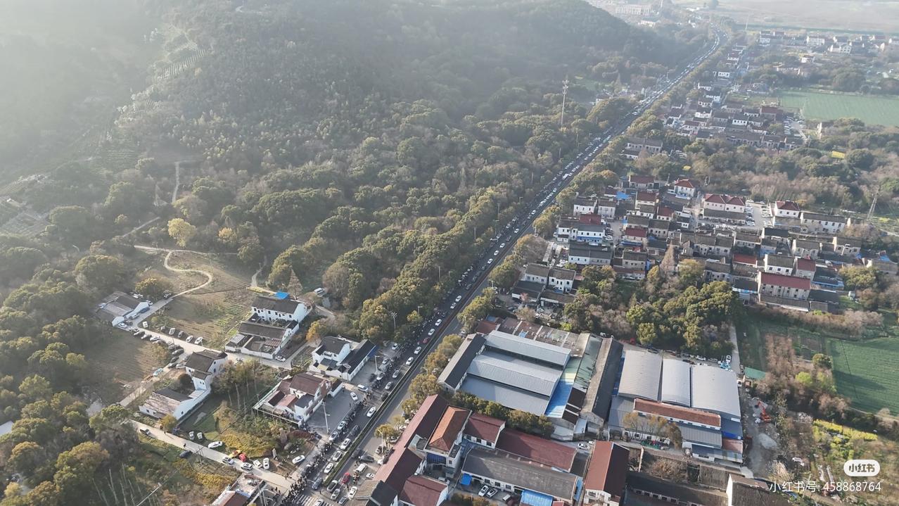 这是网友拍的，数公里的送别人群
人多，车也很多，现场还有很多JC维持秩序，
这些