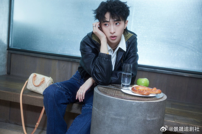 恩利欧阳娜娜自拍从恩利欧阳娜娜自拍就能感受到轻松愉快的氛围，少年感与温柔感并存。