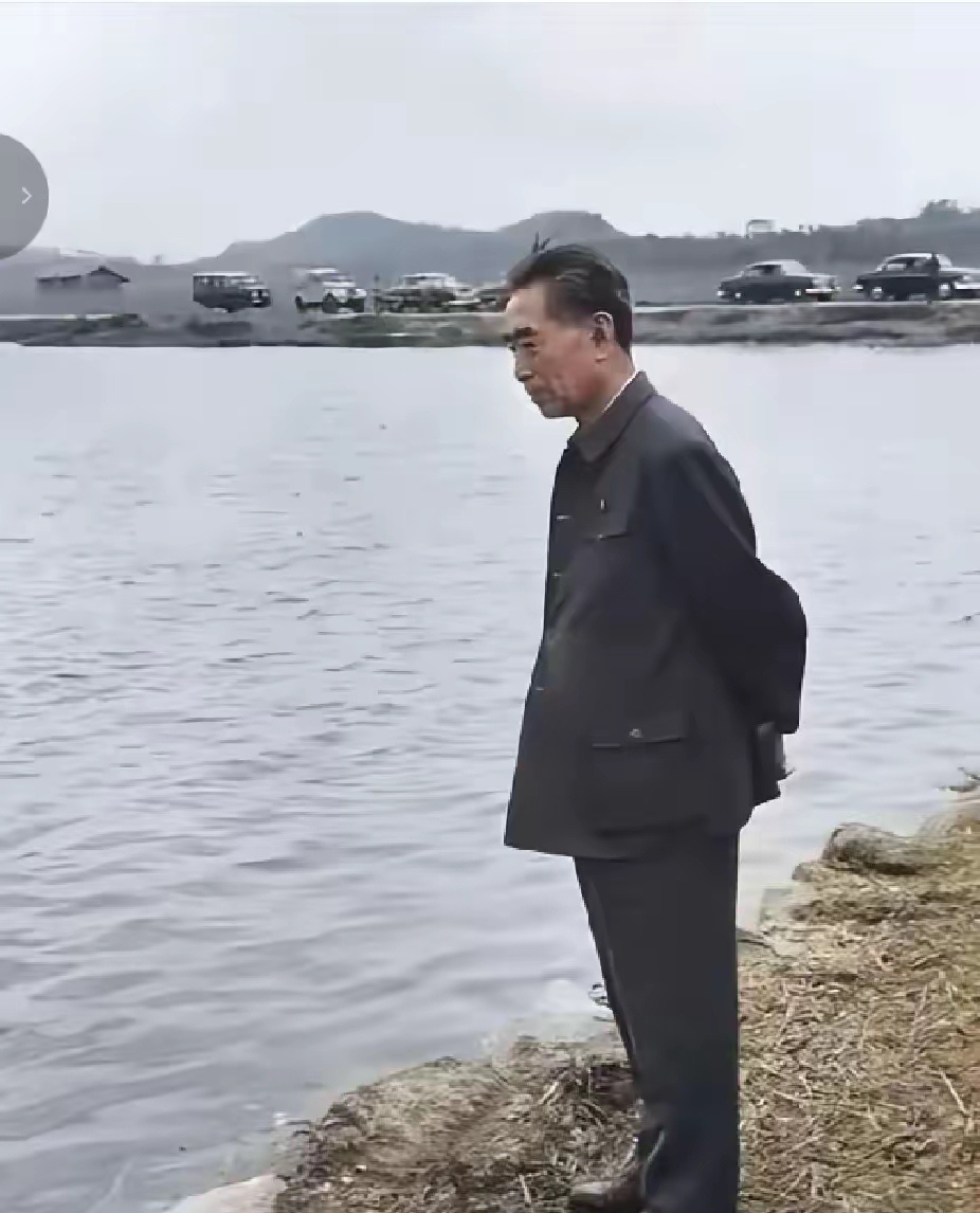 1973年10月14日，是周总理最后一次离京外出。他带病陪同外宾到访洛阳，站在龙