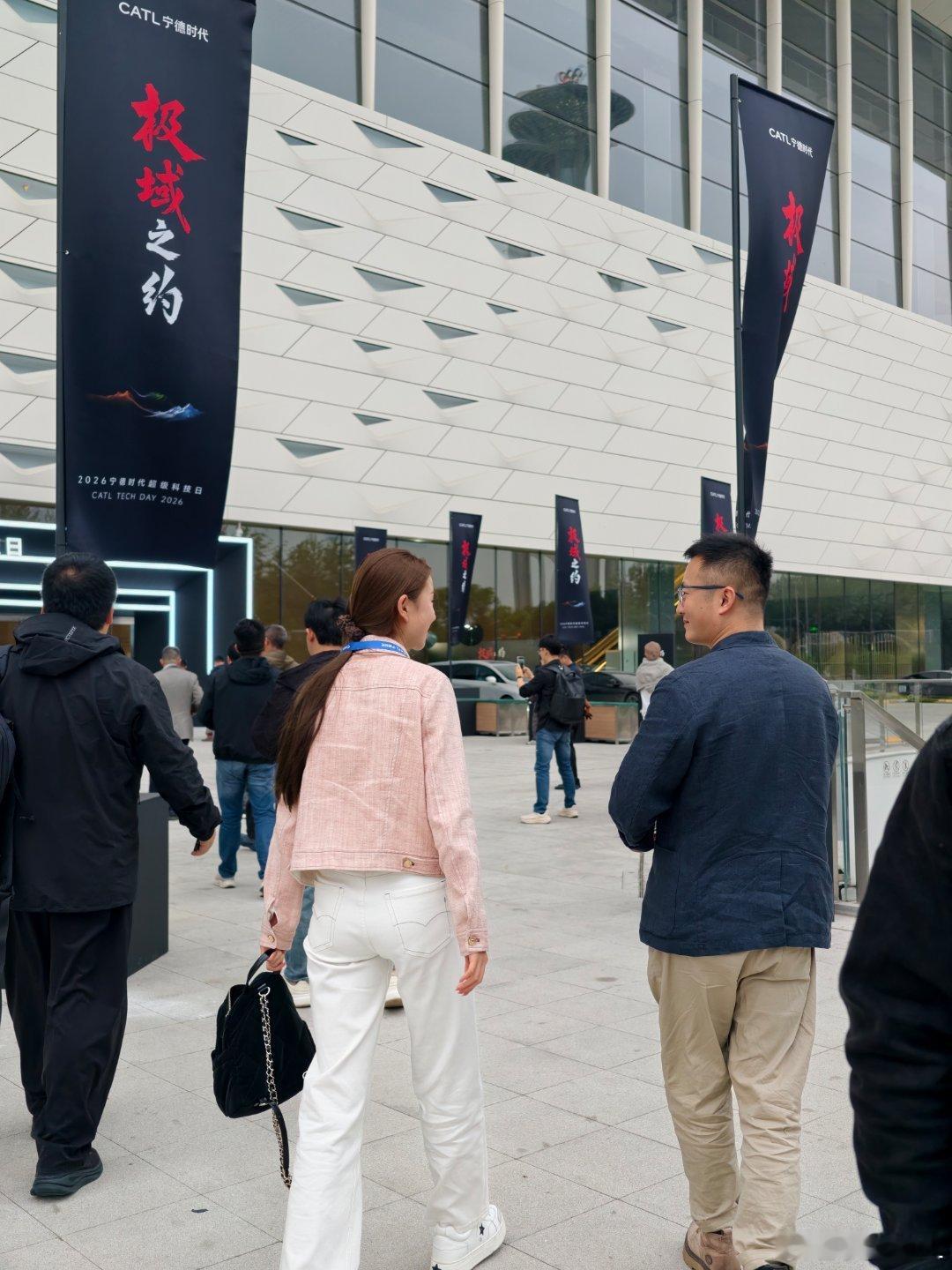 某人一见到小酸奶老师，直接把我抛到九霄云外了～就没见过他这么开心上头的时候！