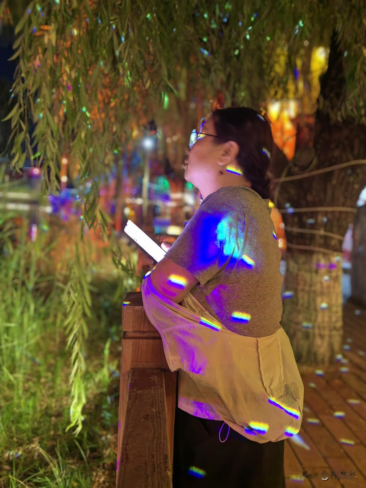 我认为更幸福
不同的时代有不同的幸福，也会面临着不同的困惑
我是80后，童年的时