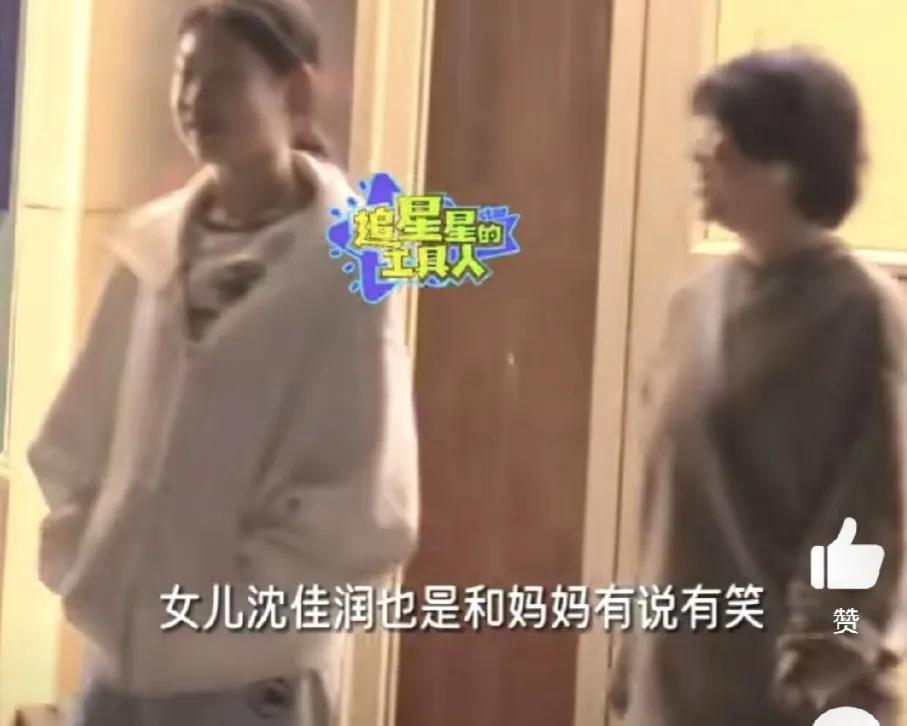 小沈阳17岁女儿近况曝光，他们一家三口趁着冬天去吃热气腾腾的火锅，出来后，三人面
