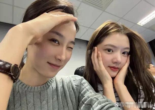 任敏分享生活日常照状态惬意，和在清华上学的朋友一起听课！！ 