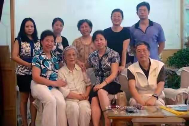 女豪杰副军级退休，父亲是富豪，第二任丈夫是国防部长，长子是中将。考考你，这是谁一