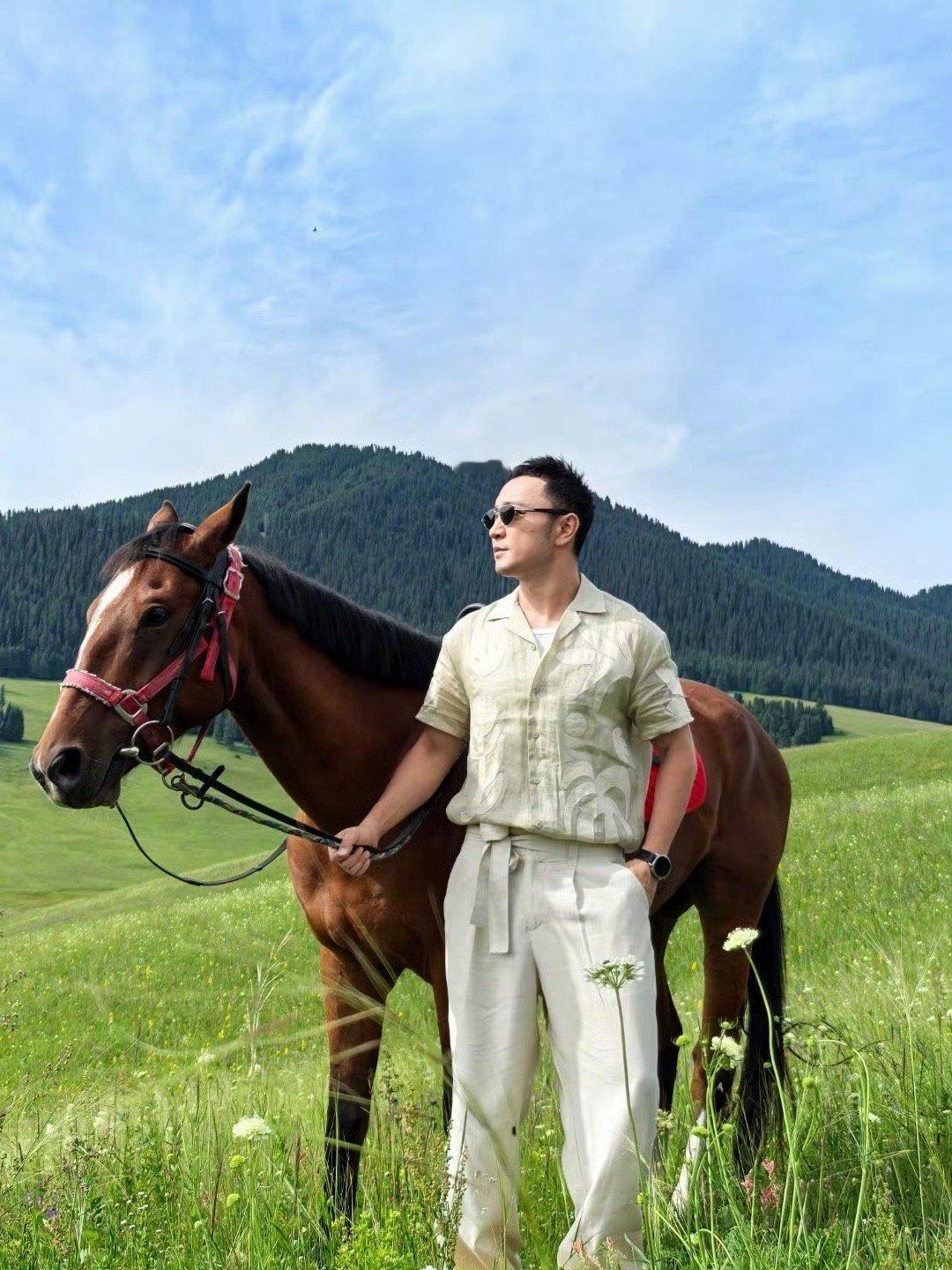 尼格买提衣品 温润如玉，风雅尽显。蓝色暗纹外套暗藏巧思，民族元素与现代剪裁完美融