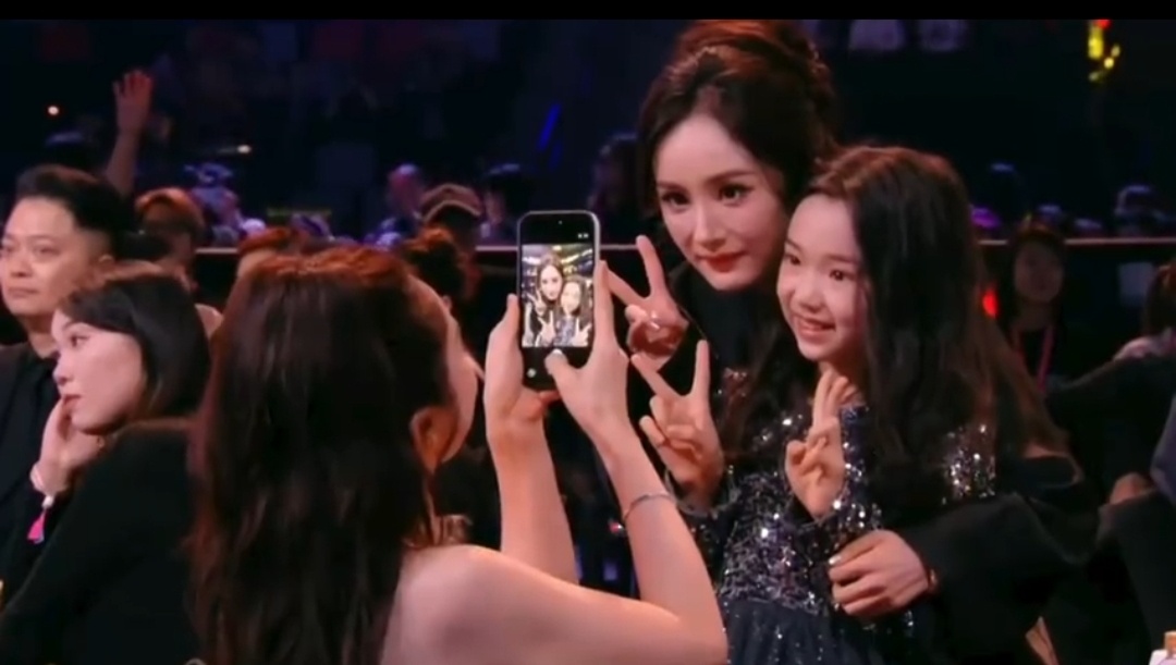 小酒窝追星成功杨幂粉顶级长红星光幂神 🌸粉事业粉天堂好想魂穿祖鹅，被美幂抱我b