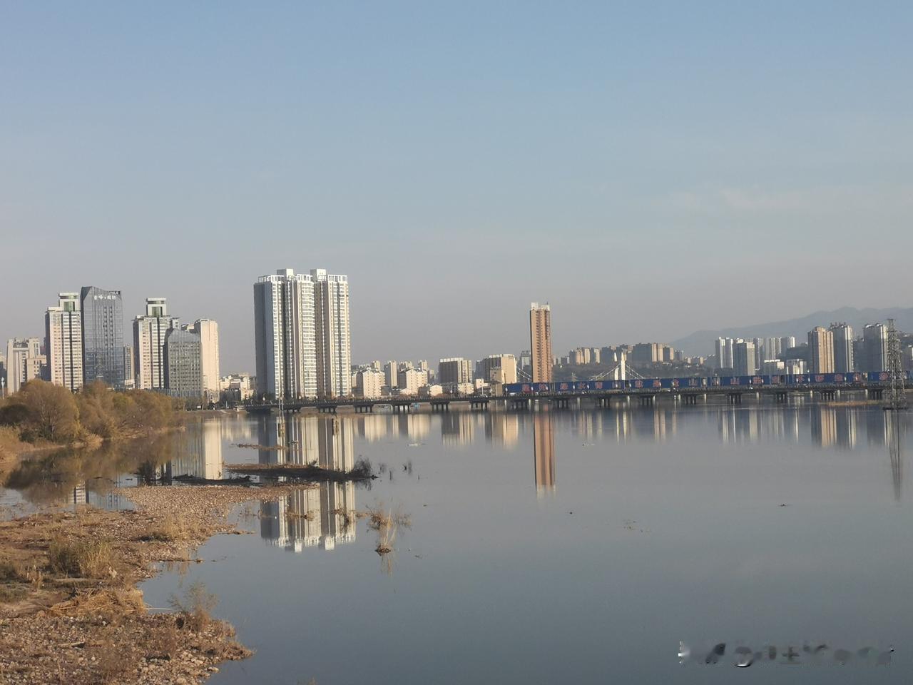 语言一旦被受限制约、扭曲篡改，人类便无法认清世界，无法辨识事物本质。

比如把“