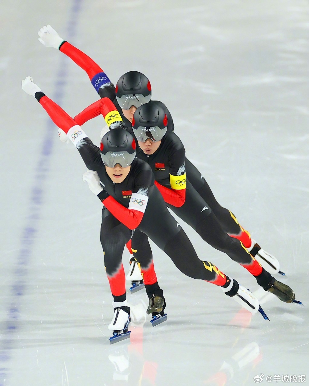 #团体追逐男队期待用表现助兴春节# 米兰冬奥会速度滑冰男子团体追逐1/4决赛，由