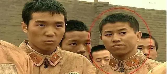 这位小哥在剧中连换四个身份：国军战俘→日军司令官小兵（一分钟被秒）→日军山崎大队